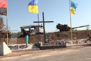 На лінії вогню біля Авдіївської промзони відкрили меморіал загиблим українським бійцям