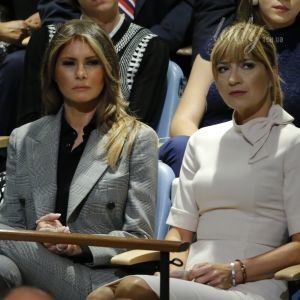 Серьезная и в строгом костюме: Мелания Трамп на выступлении мужа