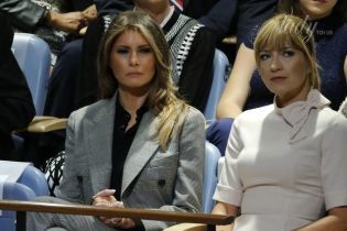 Серьезная и в строгом костюме: Мелания Трамп на выступлении мужа