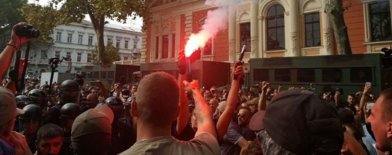 Под горсоветом Одессы произошла потасовка между силовиками и митингующими