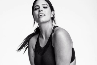 Без фильтров и фотошопа: модель plus-size Эшли Грэм снялась в новом фотосете
