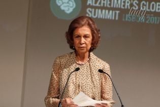 В элегантном платье и на шпильках: 78-летняя экс-королева Испании София на саммите в Лиссабоне