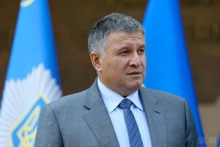 "Путешествуйте другими странами". Аваков прокомментировал выдворение россиян с георгиевскими лентами