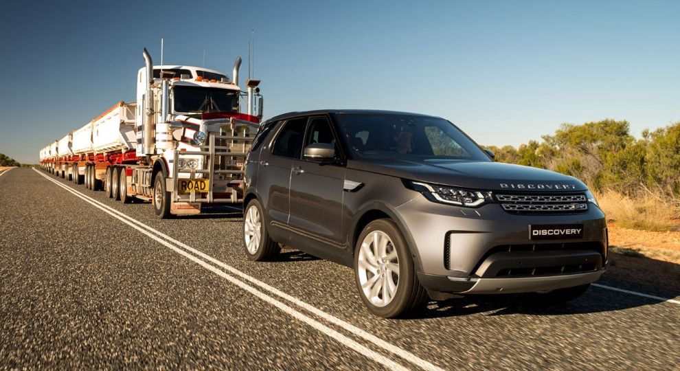Land Rover Discovery отбуксировал 110-тонный автопоезд