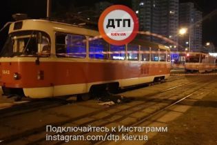 Жуткое ДТП в Киеве: трамвай переехал женщину с ребенком