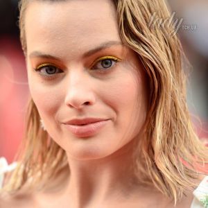 Переборщила с эффектами: Марго Робби вышла на красную дорожку со слипшимися волосами