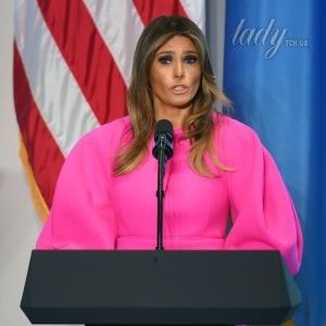 В розовом платье и на лубутенах: гламурная Мелания Трамп на обеде в ООН