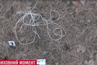 На Сумщине няня привязала 7-летнего ребенка к дереву в лесу возле кладбища