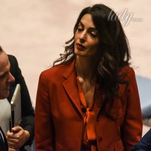 Спустя три месяца после родов: Амаль Клуни вышла на работу в элегантном образе
