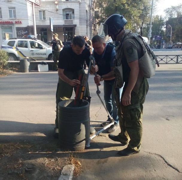 В Мариуполе около театра отыскали взрывоопасный предмет В Мариуполе около театра отыскали взрывоопасный предмет