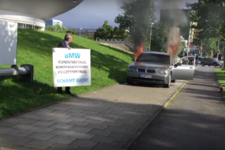 В Мюнхене мужчина в знак протеста спалил BMW 7 Series