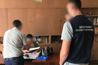 У Кривому Розі затримали на хабарі викладачку інституту