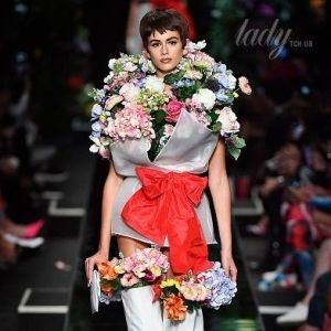 Милая в цветах и дерзкая в косухе: 16-летняя Кайя Гербер на подиуме показа бренда Moschino