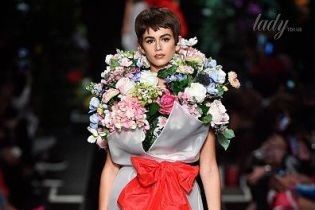 Милая в цветах и дерзкая в косухе: 16-летняя Кайя Гербер на подиуме показа бренда Moschino