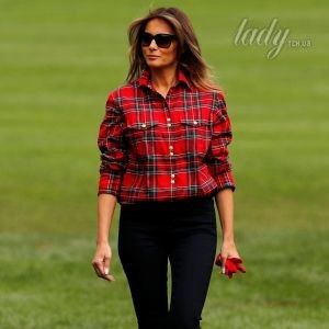 Стильная даже в огороде: Мелания Трамп в рубашке Balmain сажала овощи