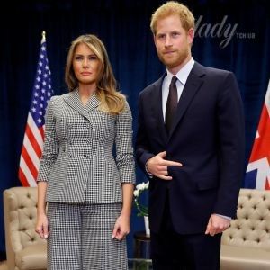 В брючном костюме от Dior и на шпильках: Мелания Трамп встретилась с принцем Гарри