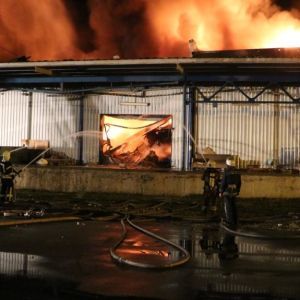 У Києві всю ніч гасили масштабну пожежу на складі з полімерами та пінопластом