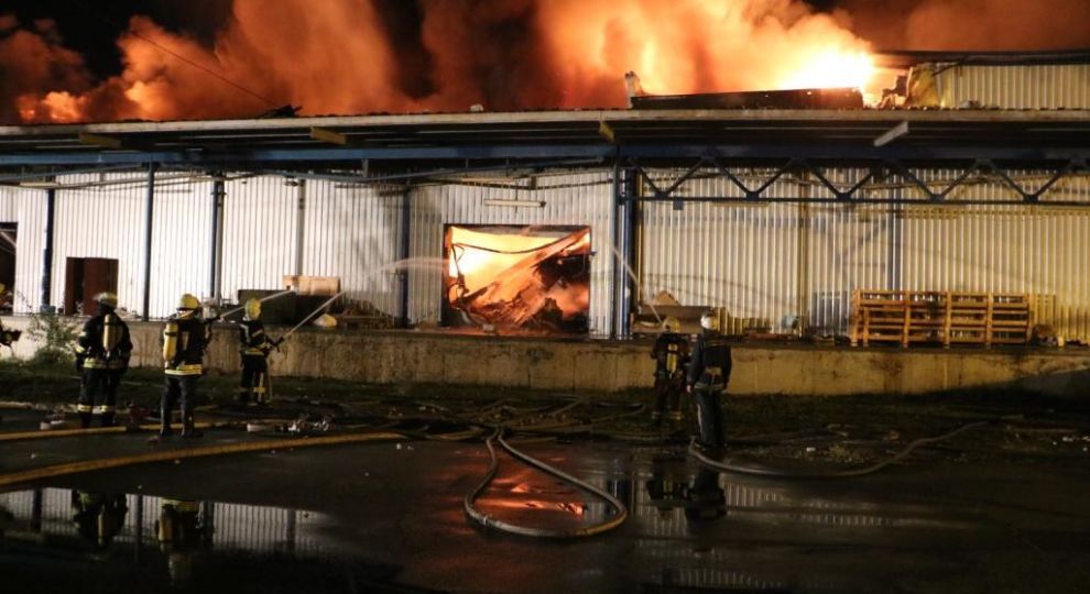 У Києві всю ніч гасили масштабну пожежу на складі з полімерами та пінопластом