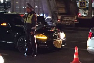 Водія Mercedes, який збив поліцейського в Москві, відвезли на машині з держномером
