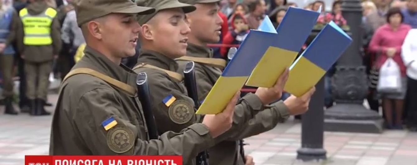 Впервые гвардейцы приняли присягу под стенами Верховной рады, где два года назад погибли их побратимы