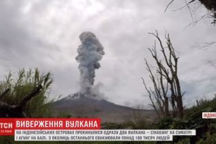 На Суматрі зафільмували трикілометровий стовп попелу від вулкану