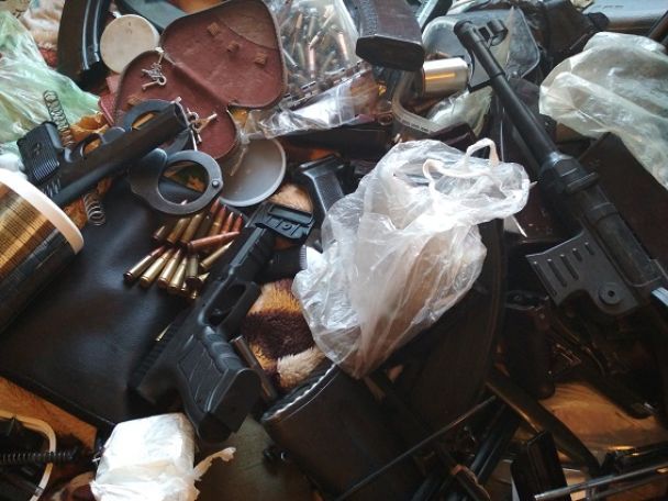 У Києві у колишнього зека знайшли арсенал зброї в квартирі