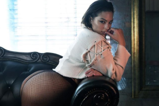 Модель plus-size Эшли Грэм похвасталась пышными формами в новом фотосете