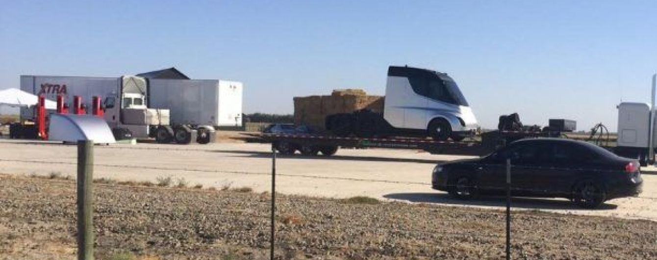 У Мережі вперше з'явилися фото вантажівки Tesla