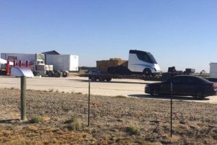 У Мережі вперше з'явилися фото вантажівки Tesla