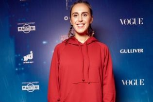 В платье-мешке и с косичками: стильная Джамала на премьере фильма