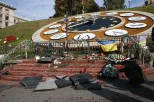 Разбитые плиты и разбросанные цветы: появились фото расколоченного в Киеве мемориала Небесной Сотни