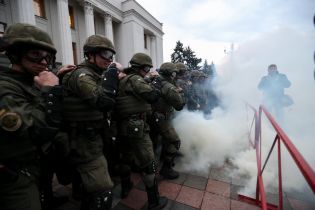 "Горячий" день в Раде: файеры на улице и потасовки внутри