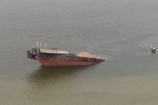 На Херсонщині затонула баржа: у воду потрапила нафта