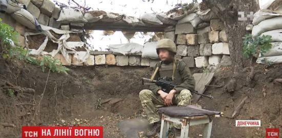 У Мар'їнці по українських військових та мирних жителях стріляє снайпер