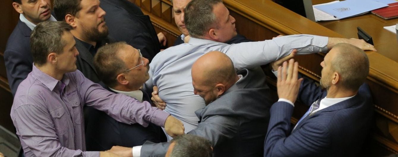 Історія депутатських бійок у Верховній Раді сягнула 20 років: виборці втомилися