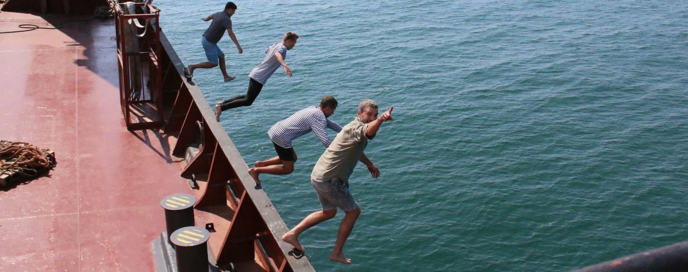 Мірзоян ефектно стрибнув у воду з борту корабля у новому кліпі