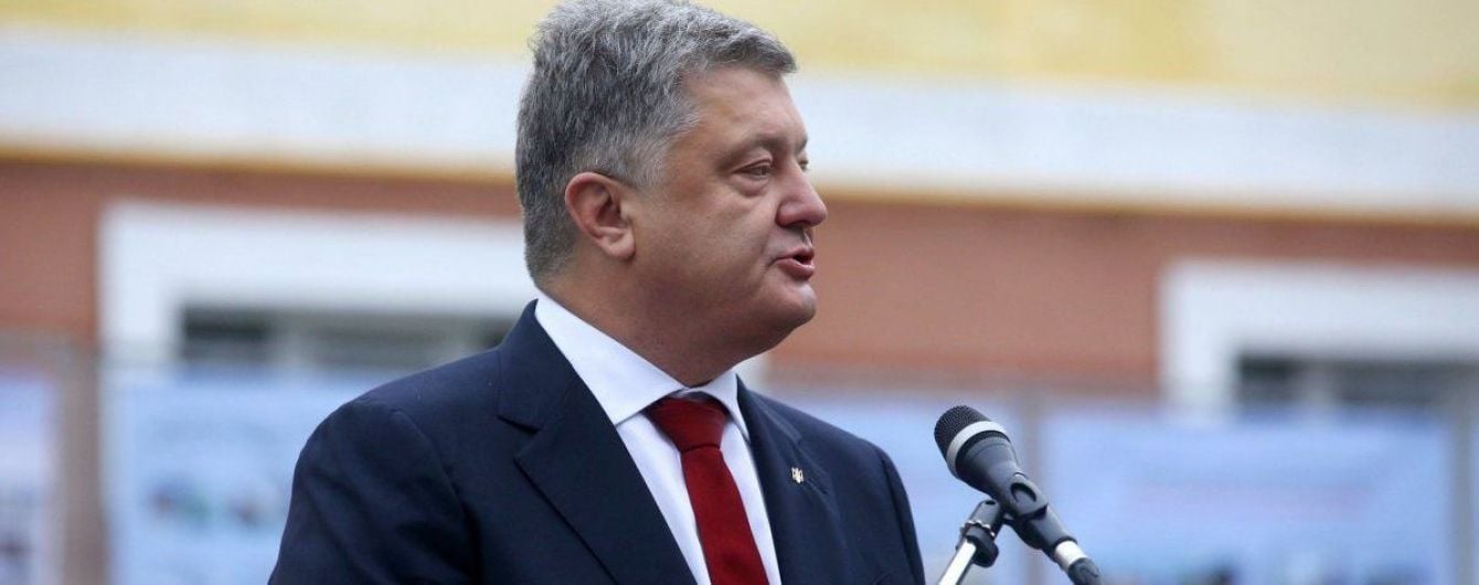"Из-под вышиванок выглядывают косоворотки". Порошенко жестко раскритиковал действия нардепов в Раде