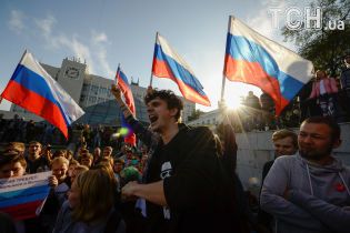 В РФ на протестах оппозиции в день рождения Путина уже задержали более сотни человек
