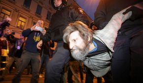 У Росії масово затримують активістів, які вийшли на мітинги в день народження Путіна