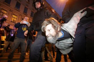 В России массово задерживают активистов, которые вышли на митинги в день рождения Путина