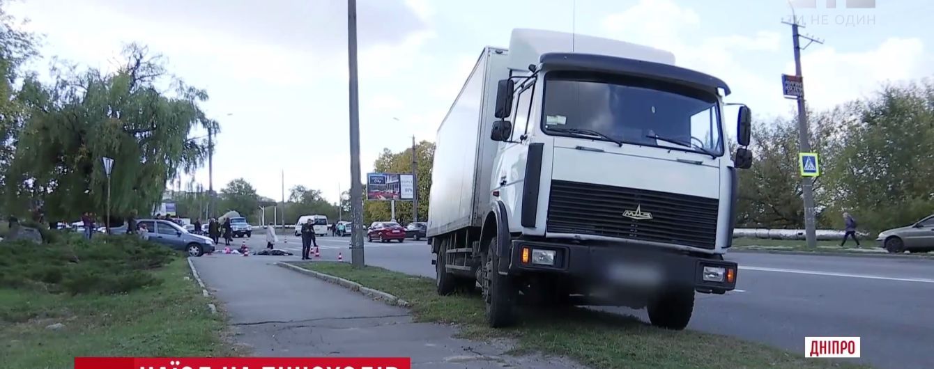 Лікарі розповіли про стан збитих вантажівкою у Дніпрі пішоходів
