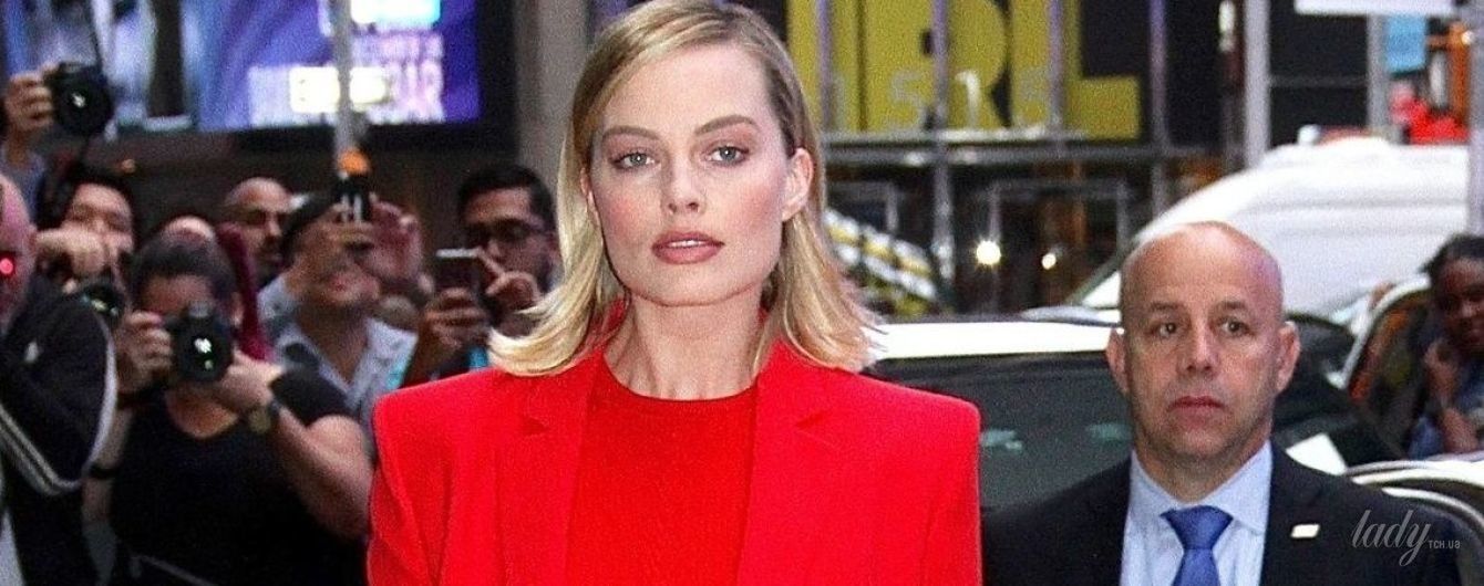 Умеет быть яркой: Марго Робби приехала на шоу в красном наряде от Versace
