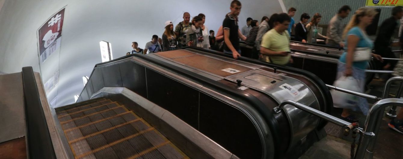 На одній з київських станцій метро зламався ескалатор через жіночі "шпильки"
