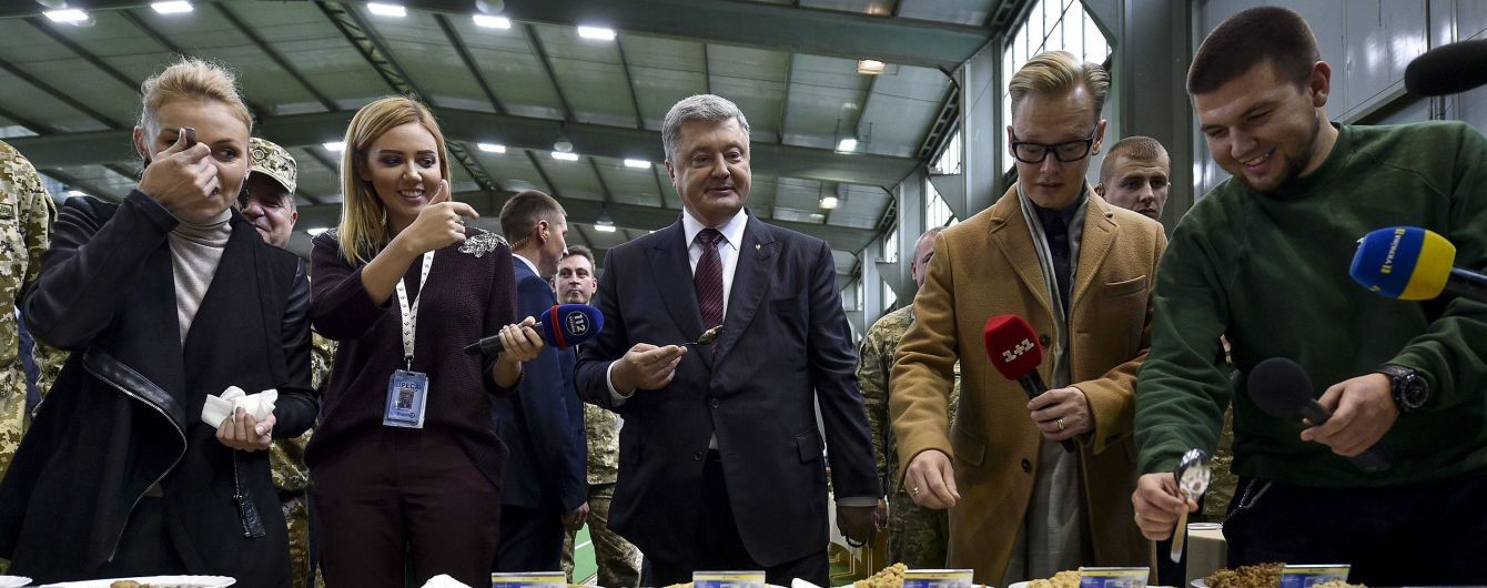 "Марино, ти найкраще готуєш". Порошенко на камеру поласував борщем із сухпаю військових