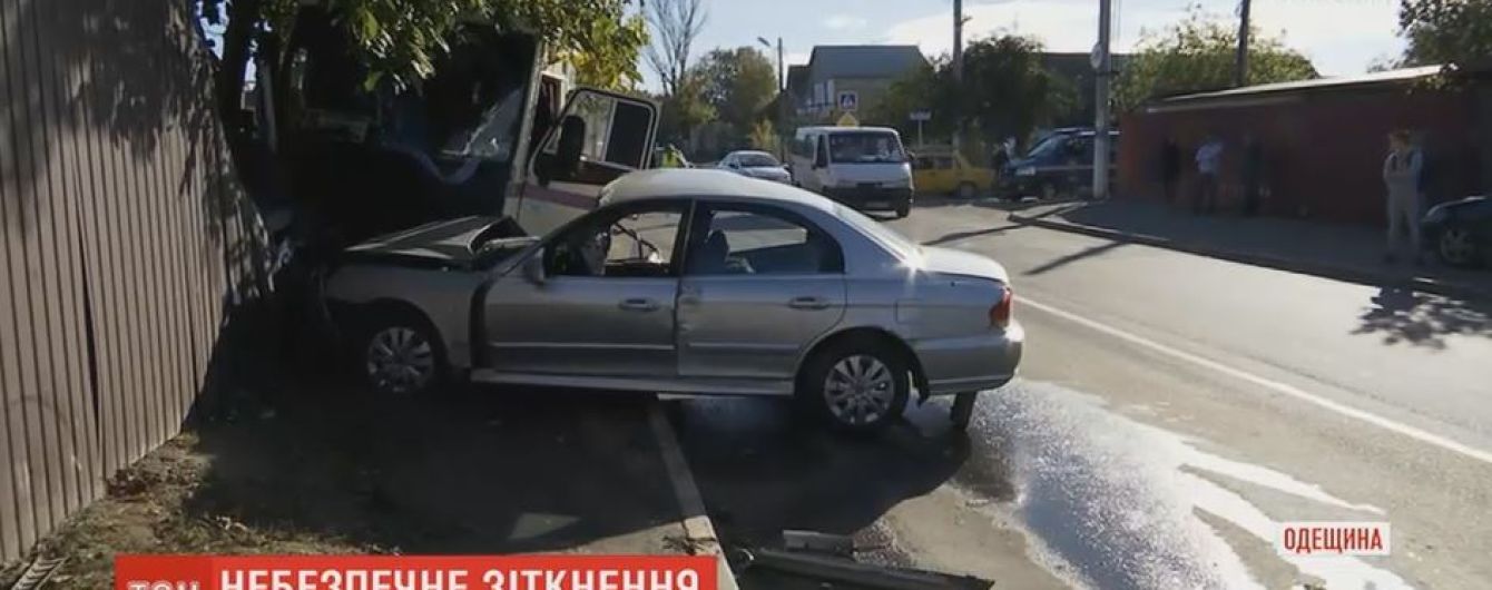 В Одесской области маршрутка врезалась в забор жилого дома