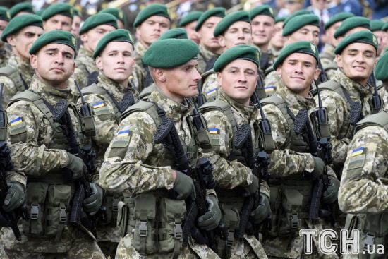 Найміцніше залізо те, з якого зроблені військові. Порошенко привітав українських захисників