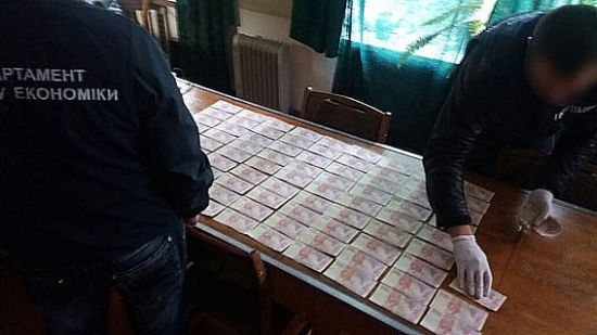 Связанные взятками. Полиция похвасталась "уловом" коррупционеров