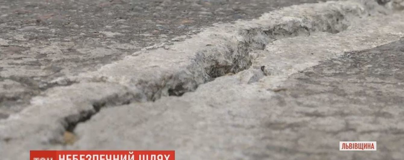 Через аварийную дорогу вблизи Дрогобыча уже не пускают фуры