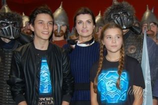 В юбке миди и на каблуках: Марина Порошенко в элегантном образе пришла на премьеру украинского фэнтези