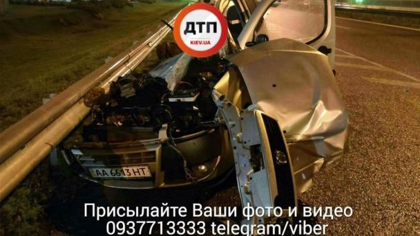 Жахлива ДТП під Києвом: легковик влетів у припарковану фуру